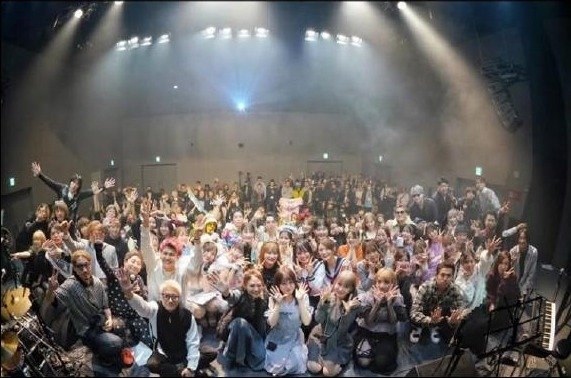 LOOP2 会場の様子、出演者と来場者が集まる集合写真